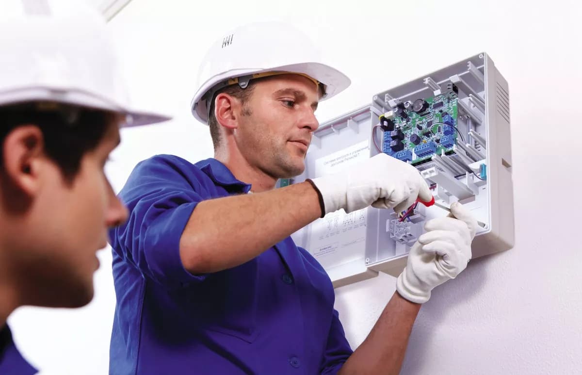 Wie die DGUV V3 Prüfung und die VDE Prüfung zur Arbeitssicherheit beitragen