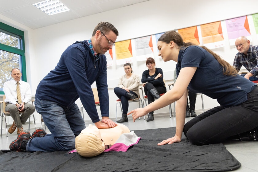 Erste-Hilfe Kurs München für Theaterregisseure: Sicherheitsprotokolle hinter den Kulissen