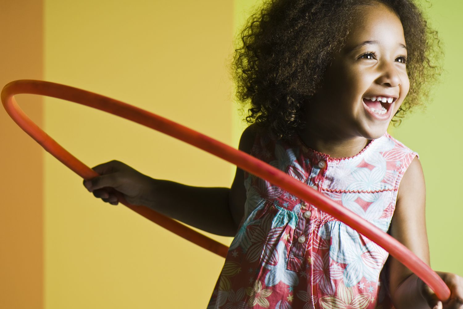 Aktive Sport-Spiele Kinder drinnen fuer mehr Bewegung