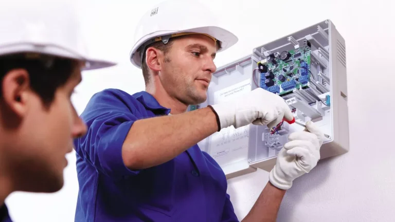 Wie die DGUV V3 Prüfung und die VDE Prüfung zur Arbeitssicherheit beitragen