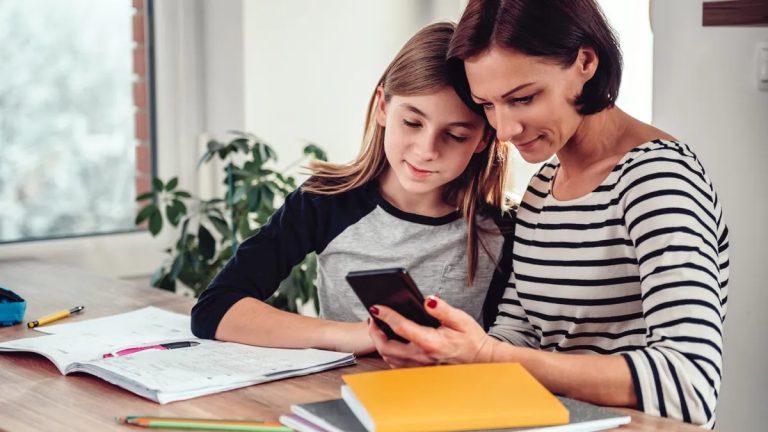 Schulträger & Budget sparen mit System: FreeLock liefert sichere Handytaschen zum bundesweiten Einstiegspreis