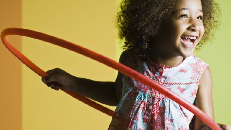 Aktive Sport-Spiele Kinder drinnen fuer mehr Bewegung